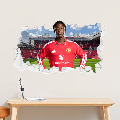 Manchester United FC Wall Sticker - Kobbie Mainoo 26/27 Broken Wall Decal